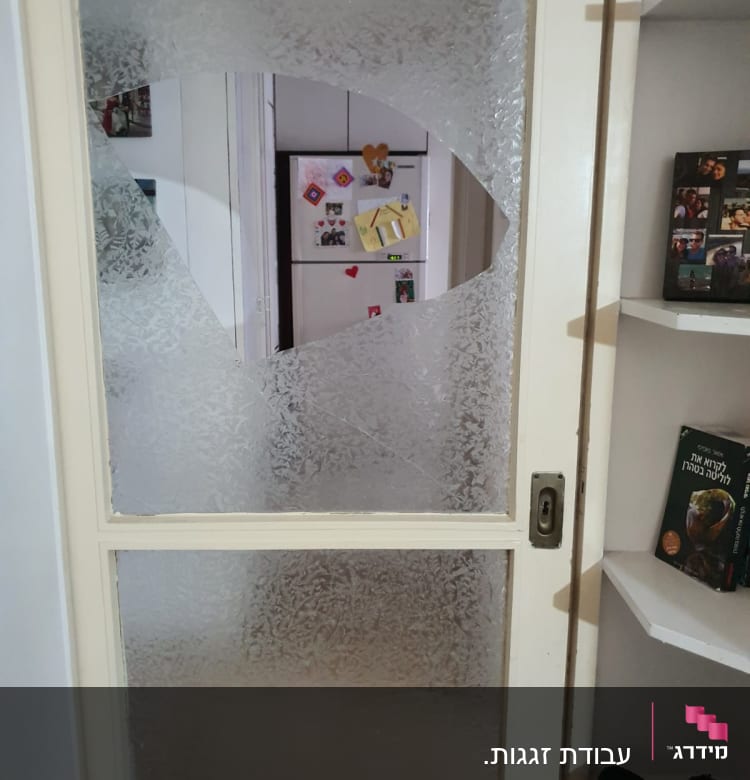 דלת זכוכית עם שבר גדול במרכז